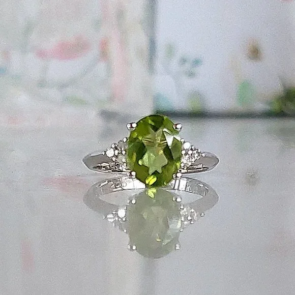 FLASH SALE! 10Kt White Gold Peridot & Diamond Gold Ring - Picture 11 of 15